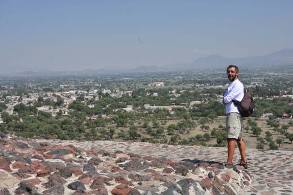 No alto da Pirâmide do Sol em Teotihuacán, ao norte da Cidade do México
